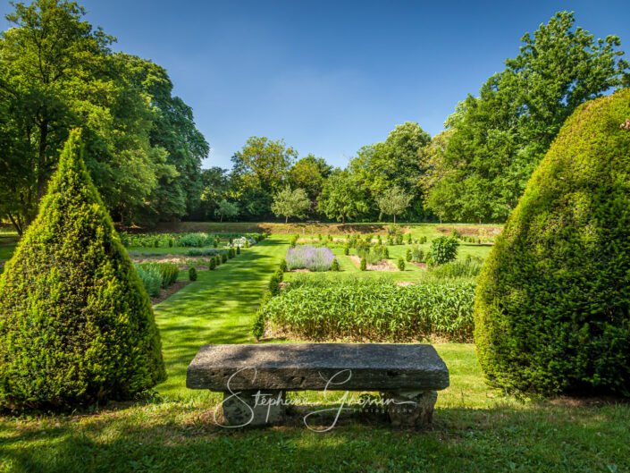 Le prieuré Saint-Pierre de Réaumur possède un jardin très particulier. Sa composition spéciale est antérieure au XVIIe siècle.