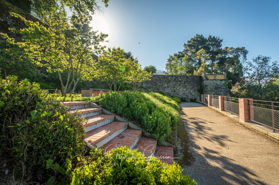 Les Jardins de La Cure à Mortagne-Sur-Sèvre en Vendée sont un superbe belvédère avec panorama sur la Sèvre Nantaise