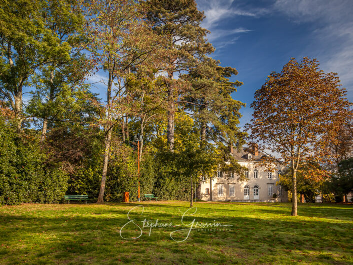 Le parc paysager Clemenceau est public édifié autour d’une ancienne demeure dans la ville de Chantonnay en Vendée.