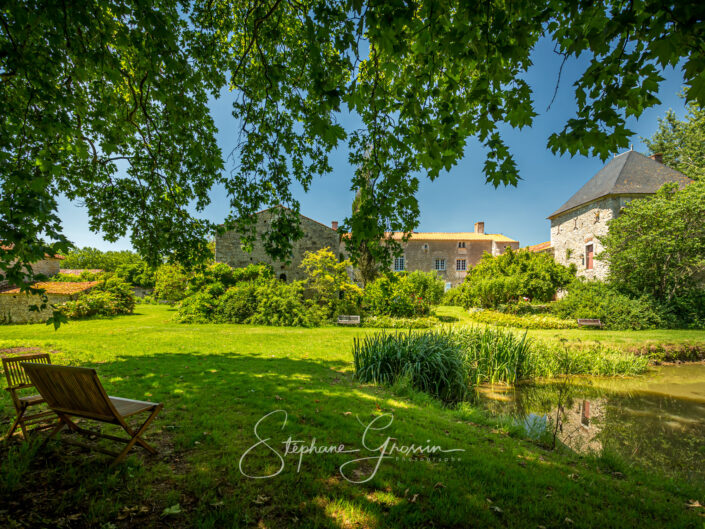 Reportage photographique sur le jardin du logis de la Petite Coudraie à Sainte-Hermine au bord de la rivière Smagne.