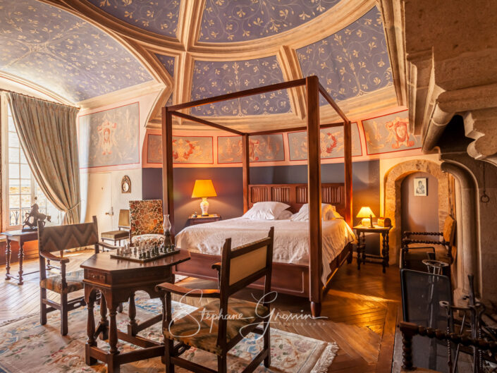 Découvrez les merveilles du château de la Flocellière en Vendée à travers une série de photographies, mettant en lumière ses chambres d'époque, les détails de son mobilier et les magnifiques paysages environnants.